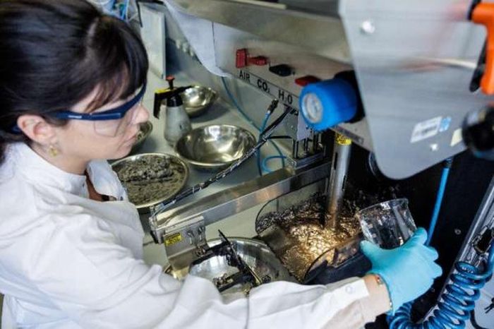 Anna Vanderbruggen phát triển phương pháp tiên phong chiết xuất than chì từ pin lithium-ion.