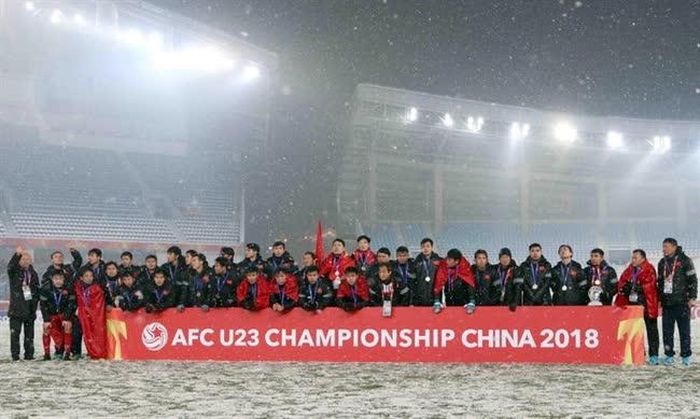 Sau khi kết thúc trận đấu với đội U23 Uzbekistan trong trận chung kết giải bóng đá U23 châu Á 2018, tại SVĐ Olympic Thường Châu, tỉnh Giang Tô (Trung Quốc), các tuyển thủ U23 Việt Nam đã đến cám ơn khán giả nhiệt tình cổ vũ cho đội tuyển - Ảnh: Hoàng Linh