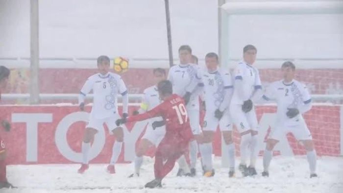Quang Hải đá phạt hàng rào gỡ hòa cho Việt Nam trong trận thua Uzbekistan 1-2 ở chung kết U23 châu Á 2018. Ảnh: AFC