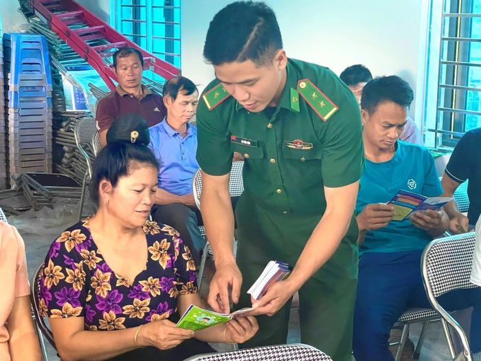 Cán bộ Đồn Biên phòng Mường Lạn, BĐBP Sơn La tuyên truyền về đảm bảo VSATTP cho đồng bào dân tộc tại xã Nậm Lạnh, huyện Sốp Cộp, tỉnh Sơn La. Ảnh: Quảng Hùng