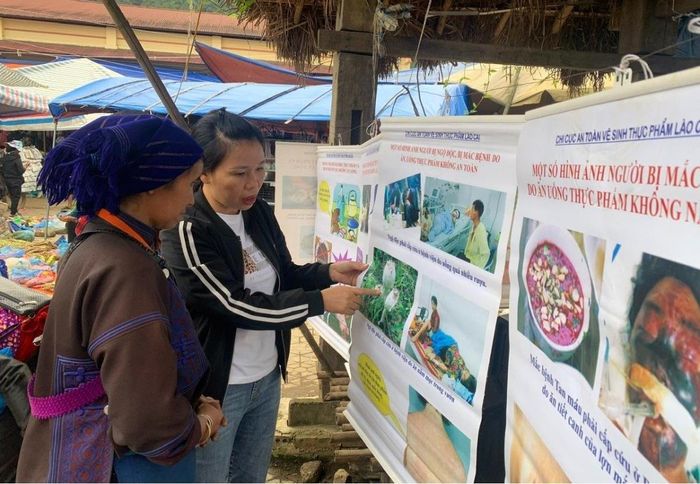 Tuyên truyền cho người dân đảm bảo VSATTP tại chợ phiên xã Y Tý, huyện Bát Xát, tỉnh Lào Cai. Ảnh: Thủy Lê