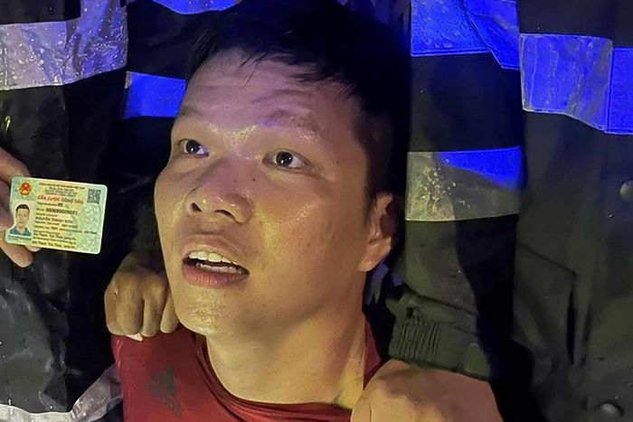 Đối tượng Sơn khi bị bắt trên xe khách hướng Lâm Đồng.