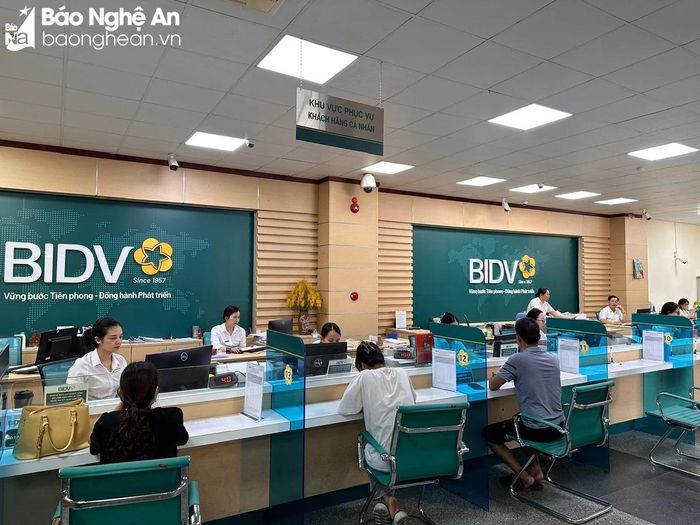  Giao dịch tại Ngân hàng BIDV chi nhánh Nghệ An. Ảnh: Thu Huyền 