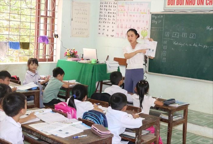  Nhiều giáo viên ở Trường Tiểu học Nga My tự nguyện tăng tiết để đảm bảo dạy học 2 buổi/ngày. Ảnh: Mỹ Hà 