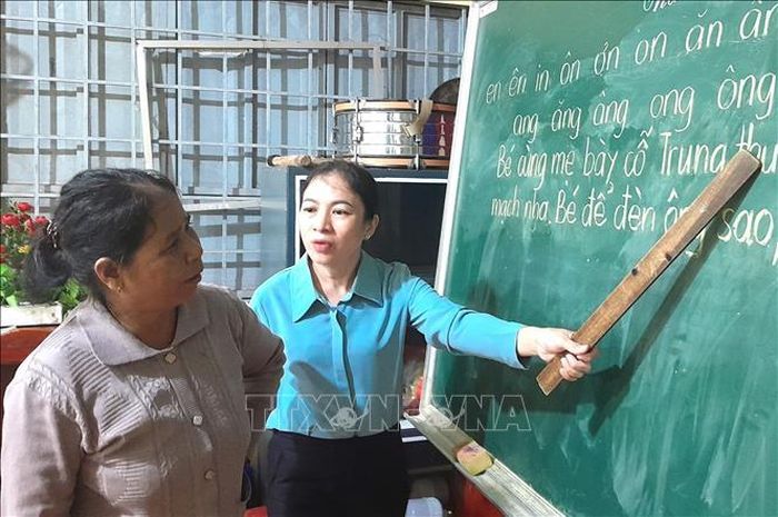 Cô giáo Đào Thị Yên dạy đánh vần cho học viên lớn tuổi.