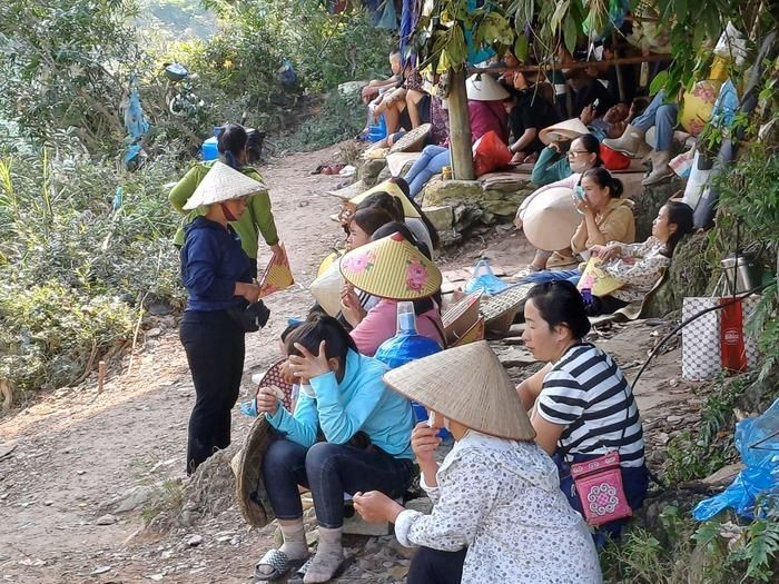 Chị em ngồi đợi khách du lịch để bán hàng dưới chân thác Bản Giốc