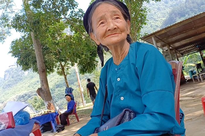 Cụ Hoàng Thị Nọn 86 tuổi, người có thâm niên bán hàng lâu nhất ở thác Bản Giốc