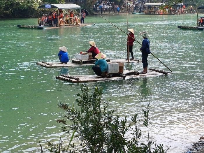 Chị em phụ nữ bán hàng bên sông Quây Sơn dưới chân thác Bản Giốc