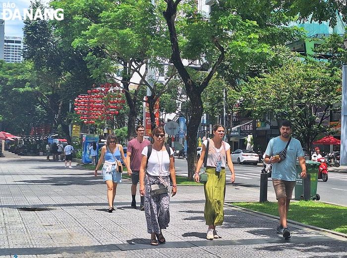 Du khách tham quan khu vực cầu Rồng và cầu Tình yêu (đường Trần Hưng Đạo). Ảnh: THU HÀ