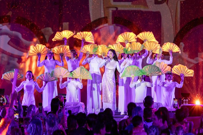 Showcase "Vũ trụ cò bay" được hưởng ứng bởi hàng nghìn học sinh, sinh viên; như 1 buổi diễn văn nghệ tại trường học nhưng quy mô "đẳng cấp hơn"