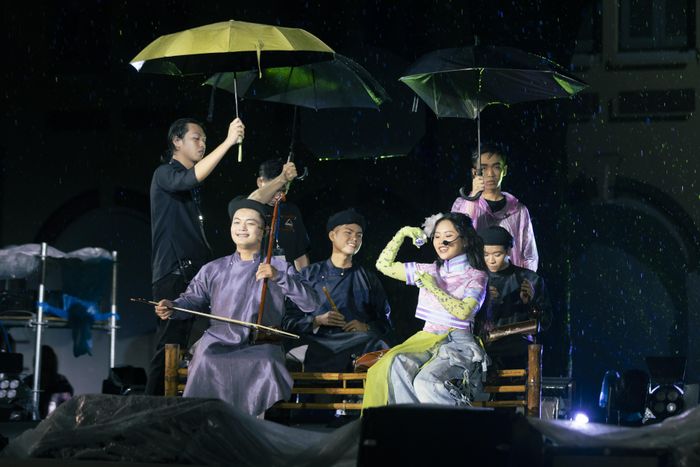 Học múa chén trong 1 ngày, Phương Mỹ Chi thể hiện điêu luyện tại Showcase