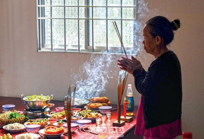 Cúng giỗ là hình thức tưởng nhớ và tri ân của con cháu với ông bà, tổ tiên.