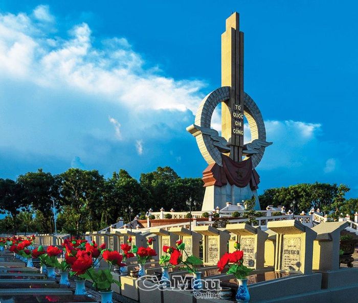 Những bông hoa đỏ thắm trên mộ phần, thể hiện sự tri ân các anh hùng liệt sĩ, những người đã ngã xuống vì Tổ quốc.