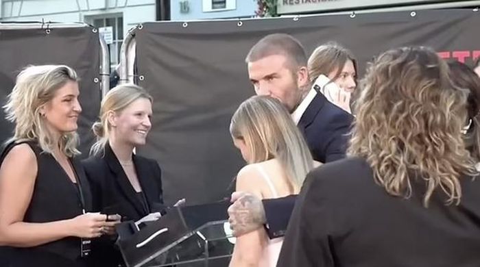 David Beckham đặt một nụ hôn ngọt ngào lên đầu Harper khi họ bước trên thảm đỏ tại The Curzon, Mayfair trong buổi chiếu giới thiệu bộ phim tài liệu "BECKHAM"