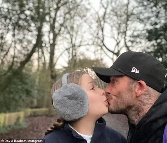 Hồi tháng 1 năm ngoái, David Beckham đã chia sẻ một bức ảnh cho thấy anh hôn lên môi Harper, lúc đó mới 10 tuổi, sau đó anh đã vấp phải nhiều chỉ trích