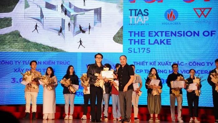 Chủ tịch Quỹ AIF - KTS Doãn Thế Trung trao giải Nhất cho thí sinh Lê Hồng Sơn (trường Đại học Kiến trúc Hà Nội) trong cuộc thi do AIF tổ chức