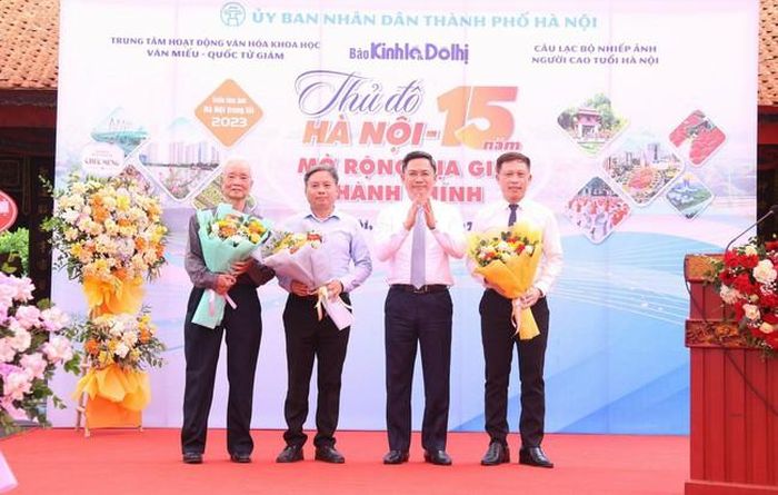 Phó Chủ tịch UBND TP Hà Nội Hà Minh Hải tặng hoa cho các thành viên Ban tổ chức triển lãm ảnh Hà Nội trong tôi
