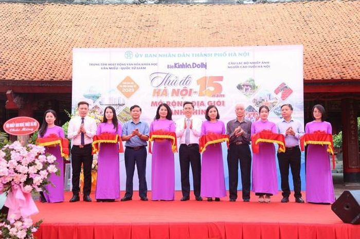 Lãnh đạo Thành phố Hà Nội cùng các thành viên Ban tổ chức cắt băng khai mạc triển lãm ảnh Hà Nội trong tôi lần thứ 18