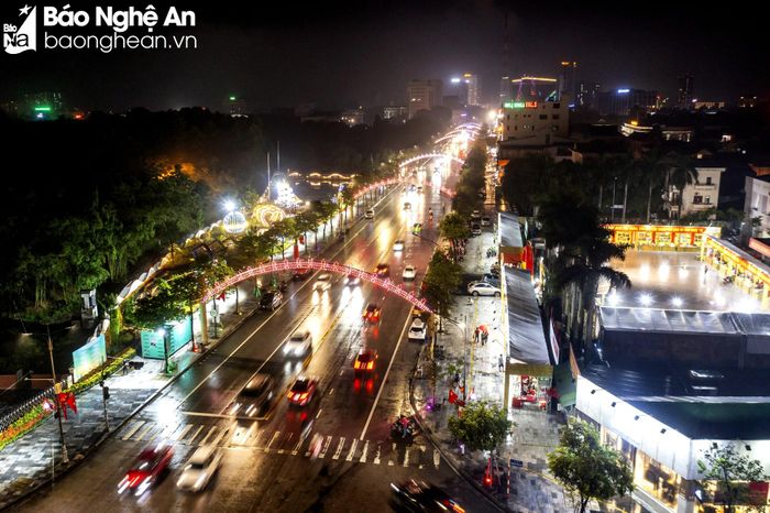  Những tuyến đường tại thành Vinh được chỉnh trang, đầu tư, trang hoàng là điểm nhấn trong phát triển du lịch của thành phố. Trong ảnh: Tuyến đường Hồ Tùng Mậu. Ảnh: Sách Nguyễn 