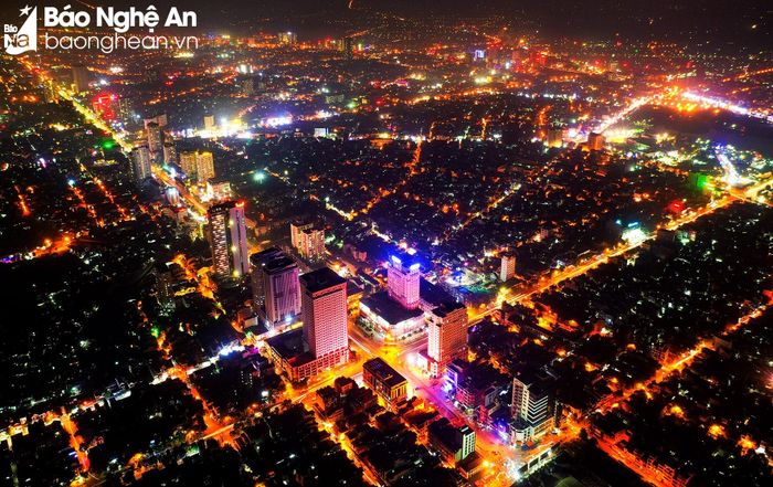  Khi màn đêm buông xuống, thành phố Vinh lung linh ánh đèn điện khắp các con phố. Đèn chiếu sáng trên các tuyến đường, nhà dân, đèn trang trí ở các công trình, tòa nhà... với đủ màu sắc tạo nên một đô thị Vinh hiện đại, đầy sức sống. Ảnh: Sách Nguyễn 