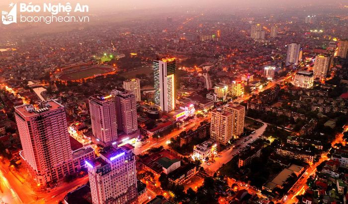  Những năm qua, đô thị cũng được TP.Vinh đặc biệt chú trọng đầu tư ánh sáng. Bên cạnh đó, người dân, doanh nghiệp cũng chung tay để làm cho thành phố đẹp hơn. Ảnh: Sách Nguyễn 