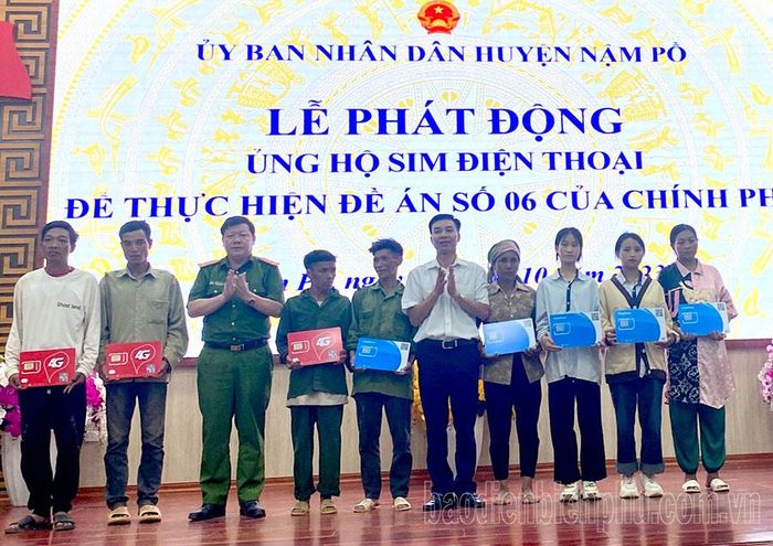Lãnh đạo huyện Nậm Pồ trao sim cho người nghèo.
