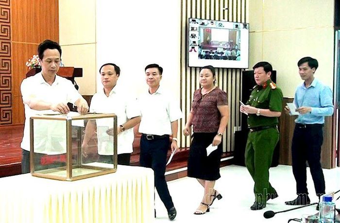 Lãnh đạo và cán bộ, công chức, viên chức huyện Nậm Pồ quyên góp ủng hộ mua sim cho người nghèo.