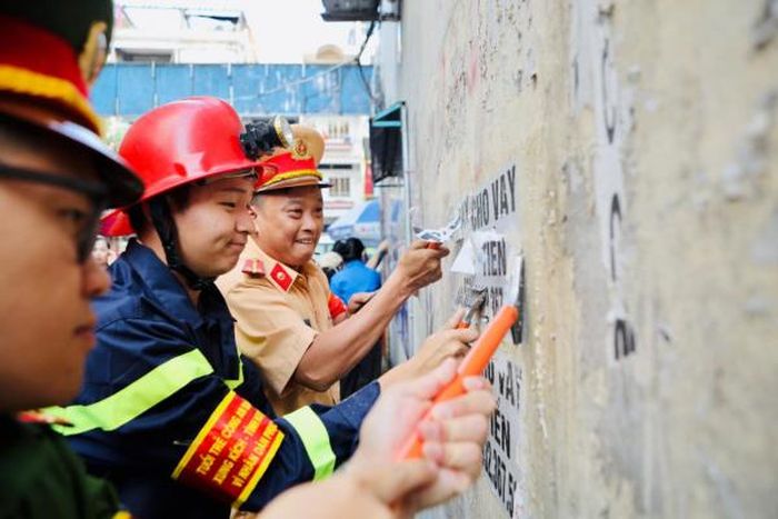 Tuổi trẻ Công an TP Hồ Chí Minh ra quân bóc gỡ quảng cáo tín dụng đen trên toàn thành phố.
