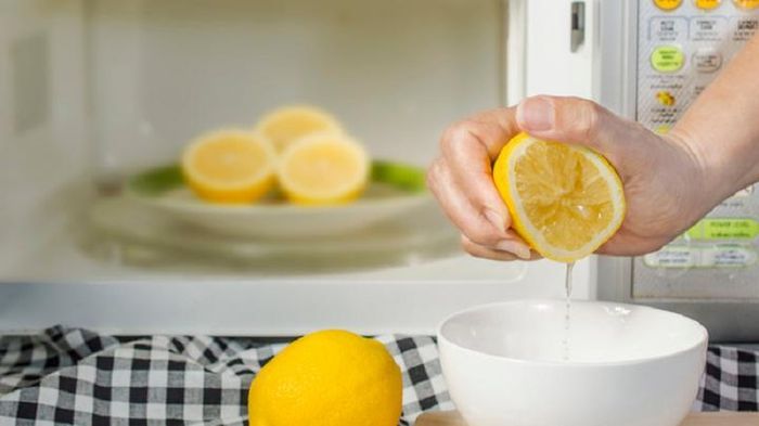 Cách vắt chanh được nhiều nước nhất: Cho chanh vào lò vi sóng. (Ảnh: Shutterstock)