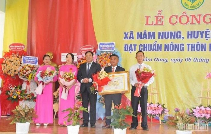 Phó Chủ tịch Ủy ban nhân dân tỉnh Đắk Nông Lê Trọng Yên trao bằng công nhận xã Nâm Nung đạt chuẩn Nông thôn mới.