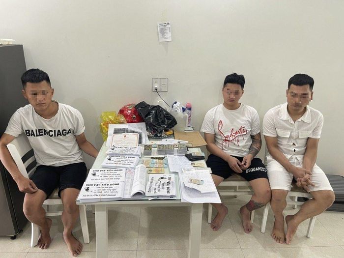 Các đối tượng cùng tang vật. (Ảnh: CAQB)