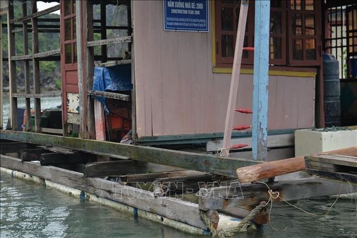 Nhà bảo tồn của làng chài bị xuống cấp, hư hỏng. Ảnh: Thanh Vân/TTXVN