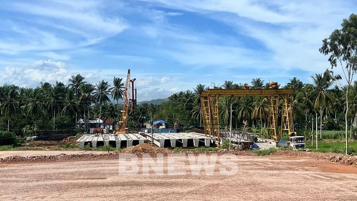 Vướng mặt bằng tại gói thầu XL 1 do Tổng công ty Xây dựng Trường Sơn thi công. Ảnh: BNEWS phát