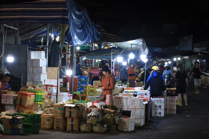 Tuy không quá tấp nập nhưng những người bán hàng ở chợ Đầm luôn bận rộn.