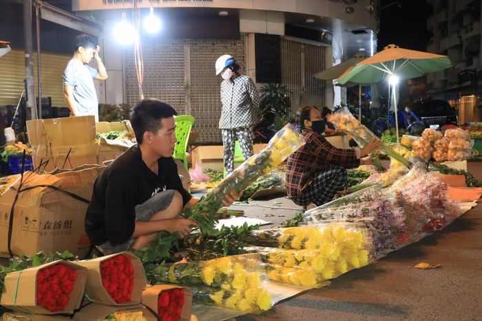 Những bó hoa tươi được sắp xếp cẩn thận.