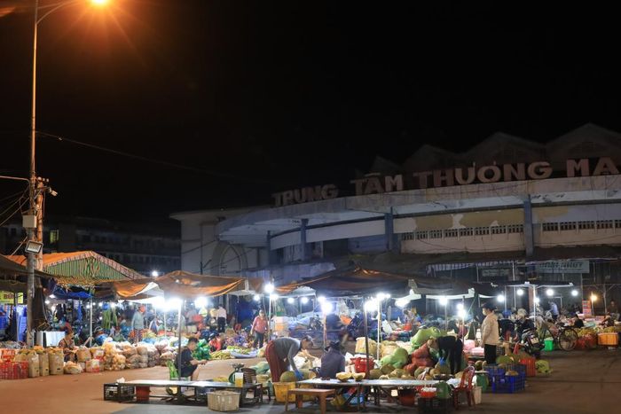 Một góc không gian chợ đêm ở khu vực chợ Đầm.
