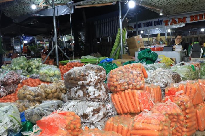Những bịch rau củ đang chờ để phân phối về các chợ trong thành phố.