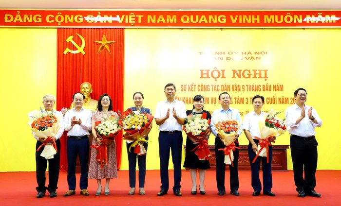 Lãnh đạo Ban Dân vận Thành ủy với các đại biểu.