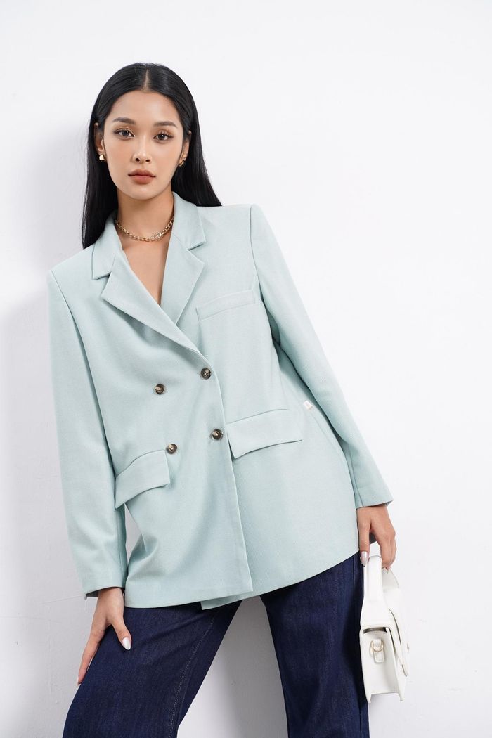 Trên nền tảng dáng blazer basic, mẫu áo của Méo Shop thêm nét ngọt ngào nữ tính bằng gam màu xanh pastel dịu nhẹ. Một thiết kế có thể mặc đơn lẻ hay khoác ngoài đều vô cùng sang xịn.