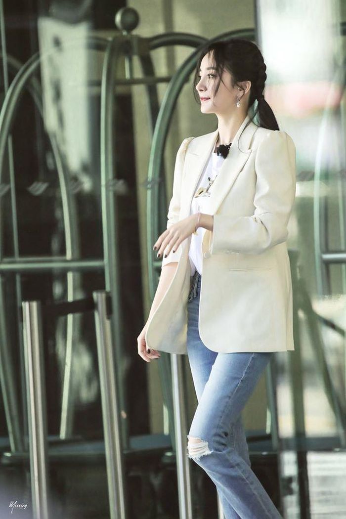 Cũng là blazer trắng nhưng khi mix cùng quần ống côn và áo phông lại cho ra một set đồ năng động, hack tuổi cực đỉnh. Dương Mịch hoàn thiện outfit bằng đôi sneakers trắng, mái tóc tết hai bên nhìn Dương Mịch như trẻ ra đến cả chục tuổi.