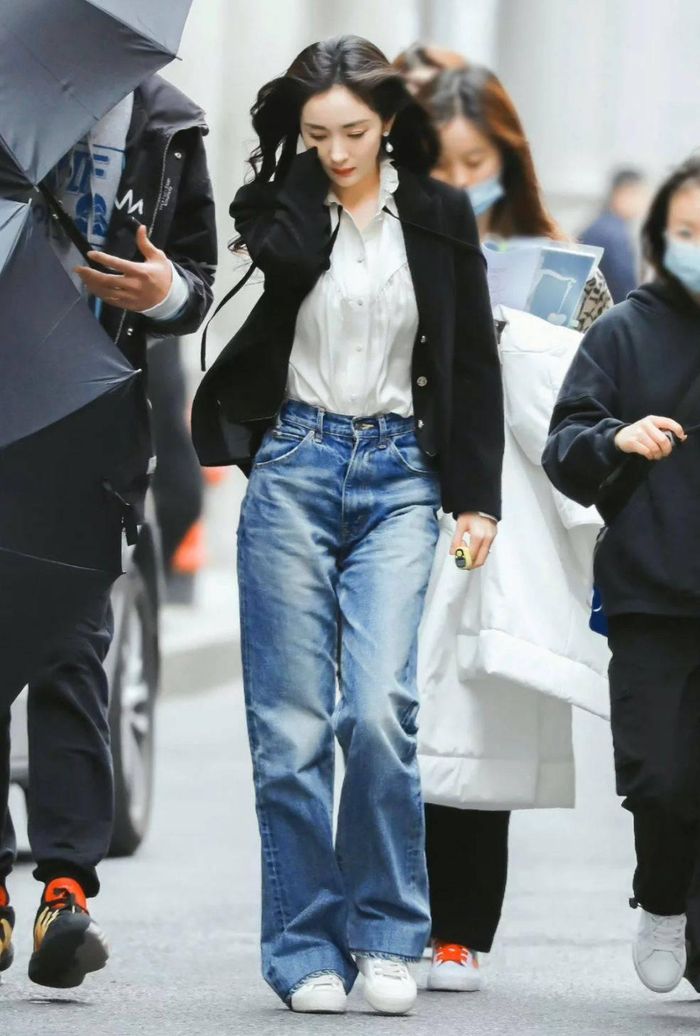 Blazer đen nếu muốn diện theo style tiểu thư thì hãy học theo cách của Dương Mịch. Sơ mi cách điệu mix cùng quần ống rộng, khoác ngoài với blazer, khi đó một đôi cao gót sang chảnh hay sneakers năng động đều rất hợp.
