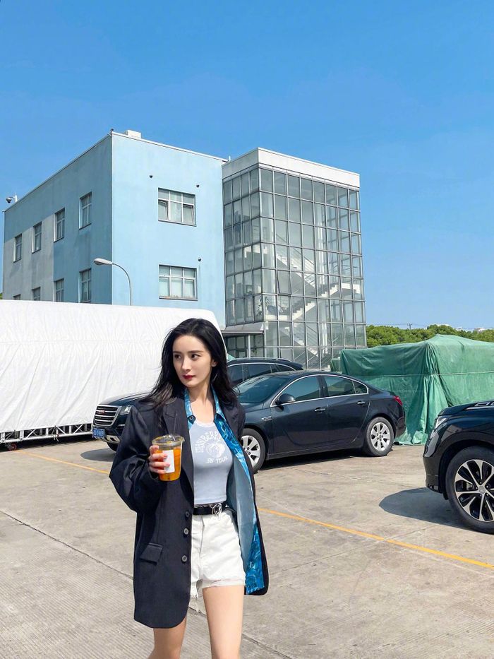Blazer đen nếu muốn diện theo style tiểu thư thì hãy học theo cách của Dương Mịch. Sơ mi cách điệu mix cùng quần ống rộng, khoác ngoài với blazer, khi đó một đôi cao gót sang chảnh hay sneakers năng động đều rất hợp.