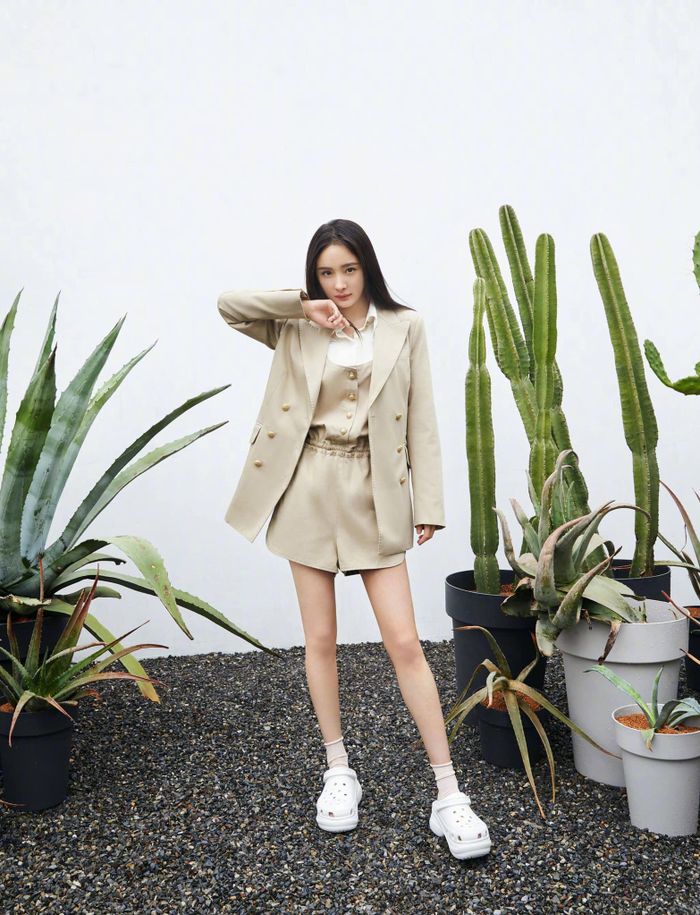 Diện cả cây matching, chiếc áo blazer trở thành mảnh ghép tuyệt vời cho set đồ của Dương Mịch. Cô nàng còn phá cách đôi chút khi kết hợp cùng dép cross thay vì một đôi sneakers thường thấy.