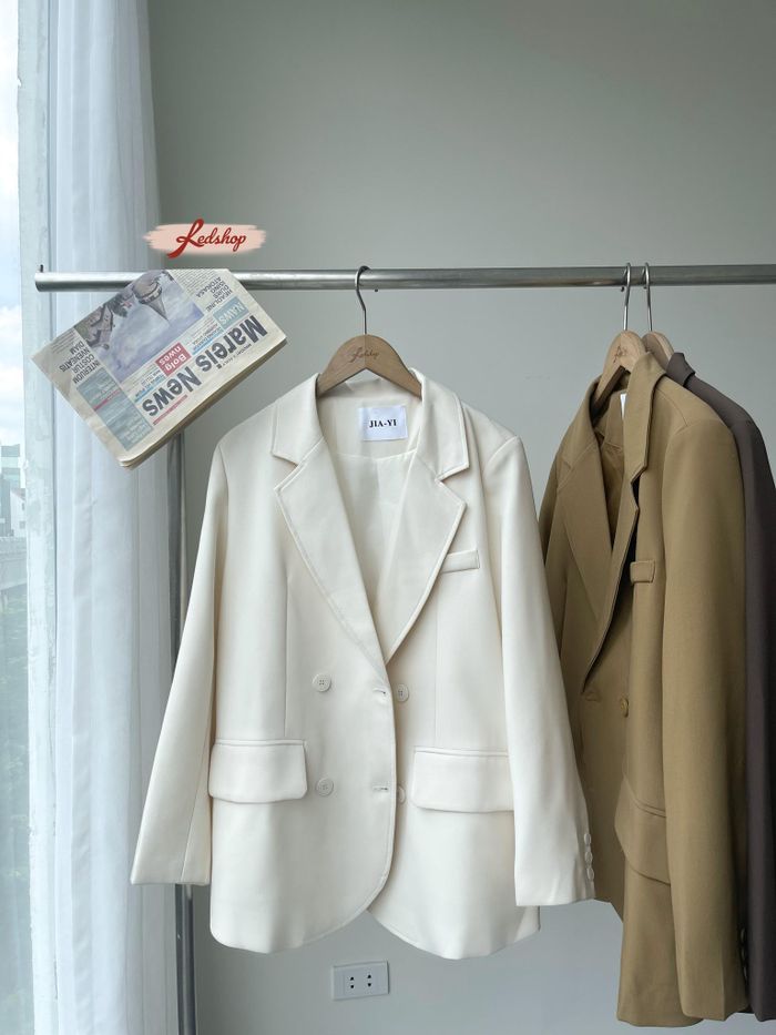 Màu trắng luôn là hiện thân của sự trang nhã, thanh lịch, mẫu blazer của Red Shop chắc chắn sẽ mang lại cho các nàng rất nhiều những outfit sang xịn trong mùa mới.