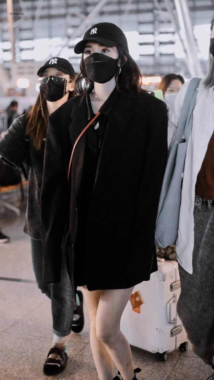 Chiêu mix blazer giấu quần luôn cực kỳ hiệu nghiệm mỗi khi bạn muốn phô diễn đôi chân thon dài của mình. Dương Mịch luôn tận dụng chiêu này mỗi khi diện những mẫu blazer dáng to rộng với gam màu trung tính đơn giản.