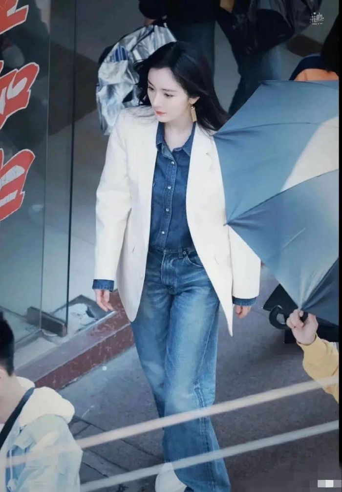 Blazer trắng được Dương Mịch mix cùng cả cây denim vừa năng động, thoải mái vừa tạo hiệu ứng thời thượng cho một set đồ thường ngày. Sơ vin gọn gàng set đồ bên trong là cách Dương Mịch hack chiều cao, khi diện blazer dáng dài rộng.