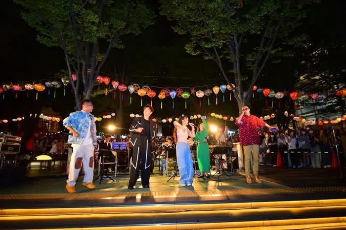 Trong khi đó, I love Saitama là điểm nhấn đặc biệt và trọn vẹn để kết thúc cho hành trình âm nhạc tại Nhật Bản. Với giai điệu sôi động và tràn đầy sức sống, sáng tác đặc biệt dành riêng cho chương trình tại Saitama như thay lời cảm ơn đến khán giả tại Nhật Bản