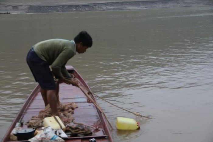  Anh Hoàng Văn Đạo, xã Tà Hộc kéo lưới bắt cá. 