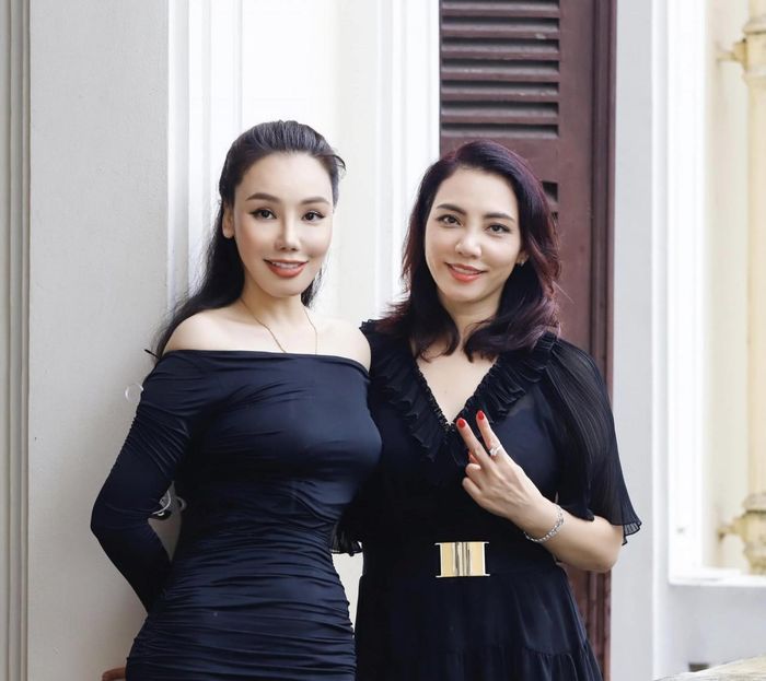 Ca sĩ Hồ Quỳnh Hương chụp ảnh cùng chị gái.