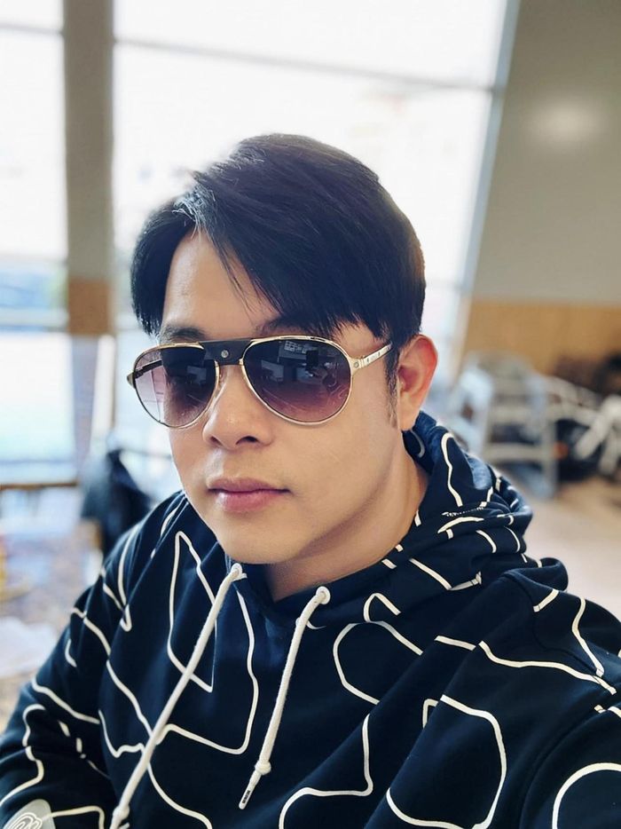 Ca sĩ Quang Lê trẻ trung và vẻ ngoài thon gọn.